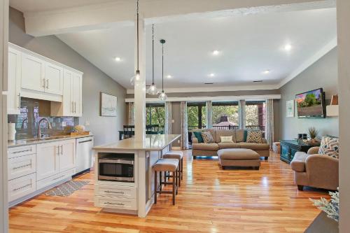 The Luxe at Abbey Villa - Gas Fireplace - King Master - Large Covered Balconies -Pool View in Lake Geneva, USA