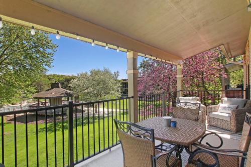 The Luxe at Abbey Villa - Gas Fireplace - King Master - Large Covered Balconies -Pool View in Lake Geneva, USA