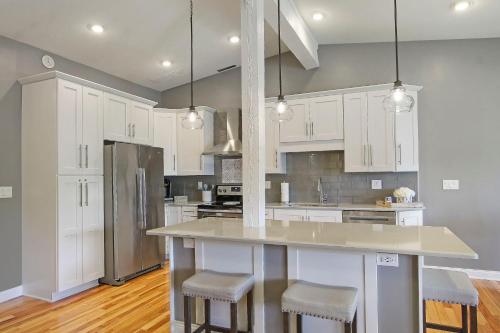 The Luxe at Abbey Villa - Gas Fireplace - King Master - Large Covered Balconies -Pool View in Lake Geneva, USA