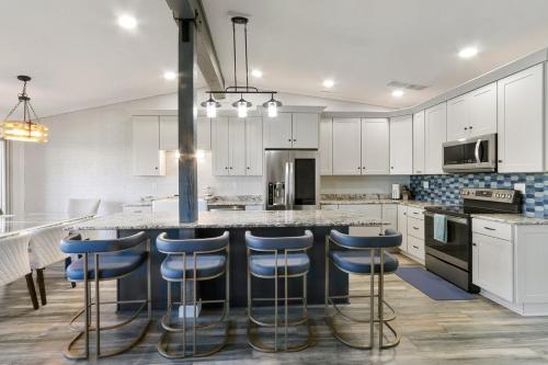 Stunning Pool View Condo at Abbey Villa - Gas Fireplace in Lake Geneva, USA