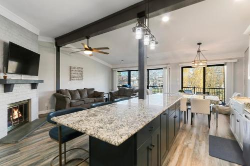 Stunning Pool View Condo at Abbey Villa - Gas Fireplace in Lake Geneva, USA