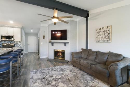 Stunning Pool View Condo at Abbey Villa - Gas Fireplace in Lake Geneva, USA