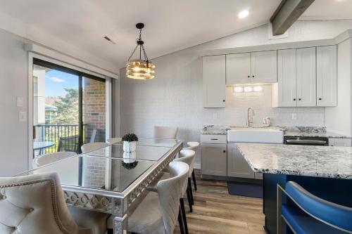 Stunning Pool View Condo at Abbey Villa - Gas Fireplace in Lake Geneva, USA