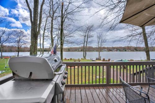 Pet Friendly! Lakefront w Hot Tub, Firepit! in Tobyhanna, USA