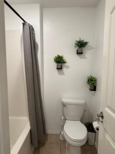 Beautiful rooms near golf course & park - private bathroom in Eastvale, USA