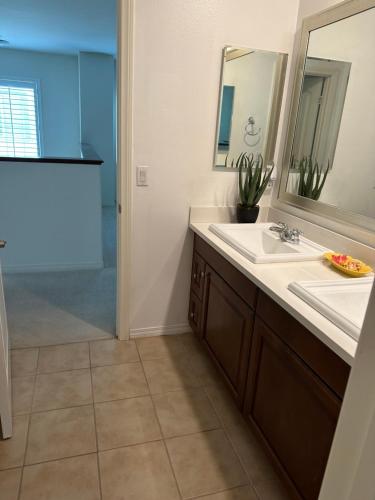 Beautiful rooms near golf course & park - private bathroom in Eastvale, USA