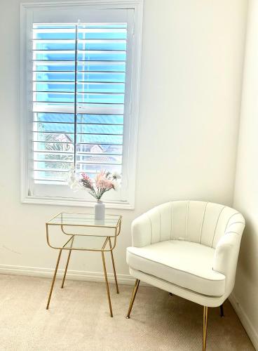 Beautiful rooms near golf course & park - private bathroom in Eastvale, USA