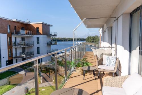 Marina Deluxe - największy apartament na Marinie plus garaż, klima, widok na jezioro, winda, 2 balkony