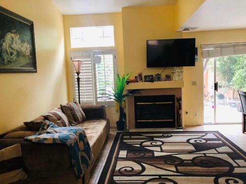 Irvine Master Bedroom with private bathroom by UCI, SNA, beach! in Irvine, USA