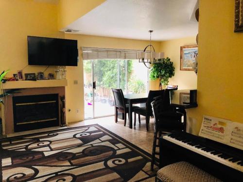 Irvine Master Bedroom with private bathroom by UCI, SNA, beach! in Irvine, USA