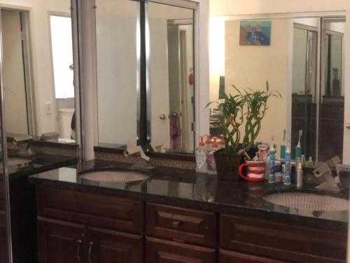 Irvine Master Bedroom with private bathroom by UCI, SNA, beach! in Irvine, USA
