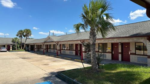Exterior view, Palace Inn I-45 & Bellfort in Pasadena