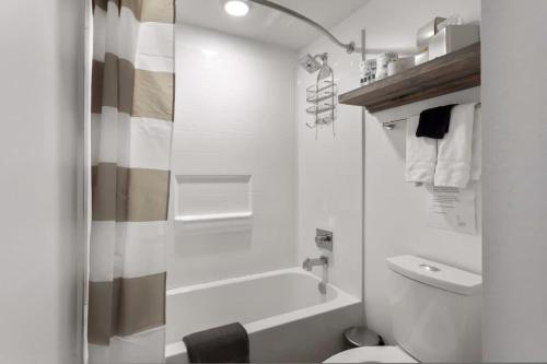 Main Street Studio Vibrant Living Extended Stay in Kansas City, USA