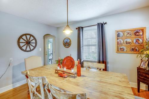 Charming Bardstown Home with Deck about 1 Mi to Downtown in Bardstown, USA