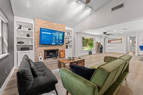 Modern Lakefront Pool Home in Lutz (FL)