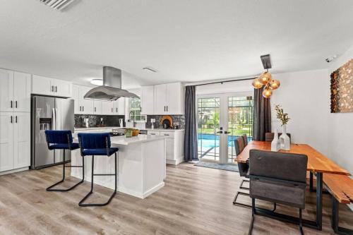 Modern Lakefront Pool Home in Lutz (FL)