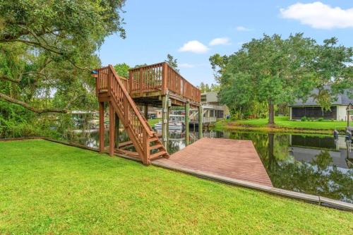 Modern Lakefront Pool Home in Lutz (FL)