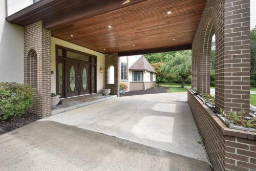12,700 sf 8 Room Mansion on 18 acres in Medina, USA