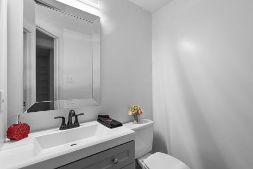 Newly Renovated Cozy 3 Bedroom 2 Bath Townhome Close to Commanders Stadium and 4 Metro Stations in Capitol Heights, USA