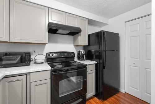 Newly Renovated Cozy 3 Bedroom 2 Bath Townhome Close to Commanders Stadium and 4 Metro Stations in Capitol Heights, USA