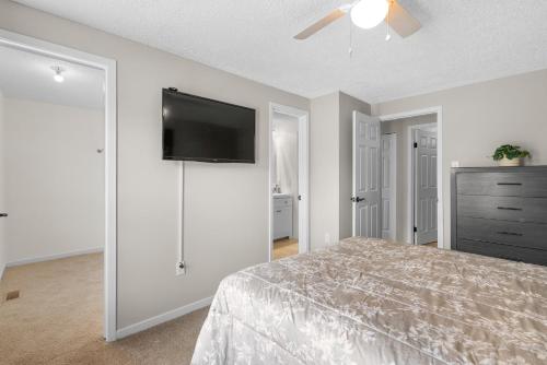 Newly Renovated Cozy 3 Bedroom 2 Bath Townhome Close to Commanders Stadium and 4 Metro Stations in Capitol Heights, USA