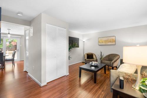 Newly Renovated Cozy 3 Bedroom 2 Bath Townhome Close to Commanders Stadium and 4 Metro Stations in Capitol Heights, USA