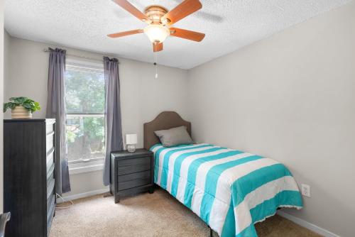 Newly Renovated Cozy 3 Bedroom 2 Bath Townhome Close to Commanders Stadium and 4 Metro Stations in Capitol Heights, USA