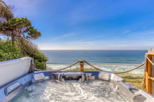 Tranquil Edge Retreat - Oceanfront house w hottub
