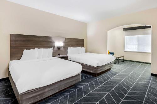 Arbor Inn and Suites - image 3