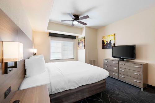 Family Room with One King Bed and Two Single Beds - Non-Smoking