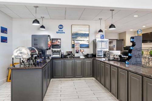 Arbor Inn and Suites - image 12