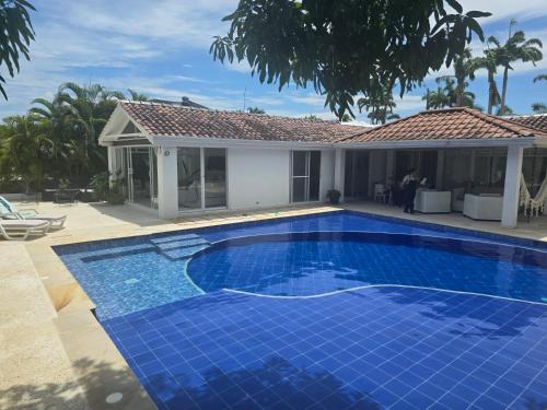 Hermosa casa en condominio campestre el penon in El Brasil