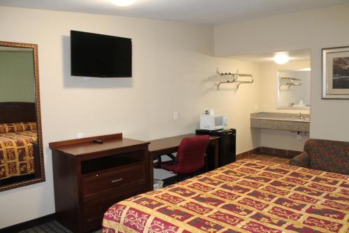 American Inn & Suites - image 10
