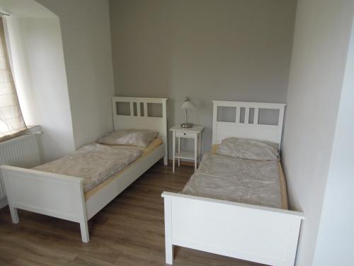 2 twin beds