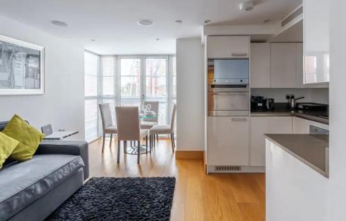Modern 2BR and elevator C-LONDON, Londyn