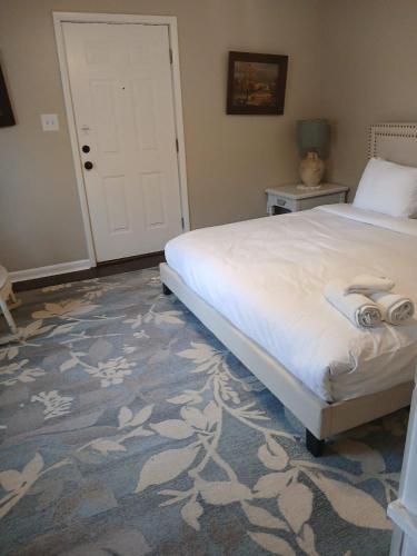 Charming Boutique Shotgun-Walk to Five Points Shops - image 10