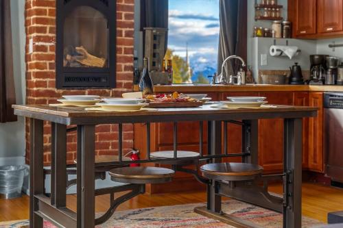 Beautiful Mountain Views in Iconic Building Beautiful Mountain Views in Iconic Building