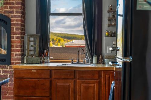 Beautiful Mountain Views in Iconic Building Beautiful Mountain Views in Iconic Building