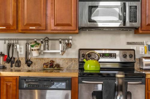 Beautiful Mountain Views in Iconic Building Beautiful Mountain Views in Iconic Building