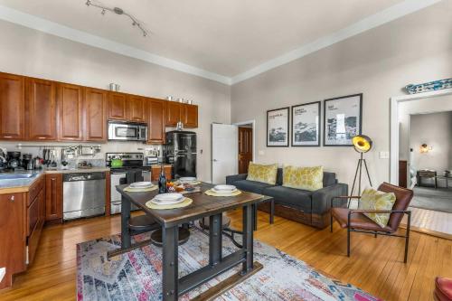 Beautiful Mountain Views in Iconic Building Beautiful Mountain Views in Iconic Building