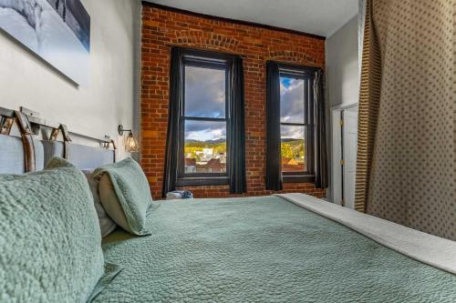 Beautiful Mountain Views in Iconic Building Beautiful Mountain Views in Iconic Building