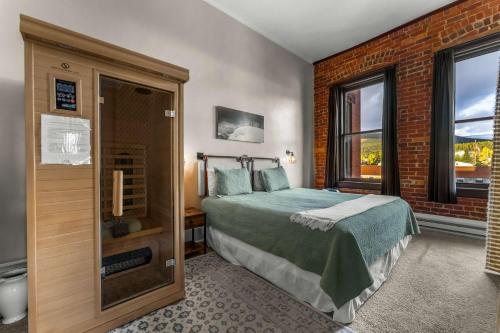 Beautiful Mountain Views in Iconic Building Beautiful Mountain Views in Iconic Building