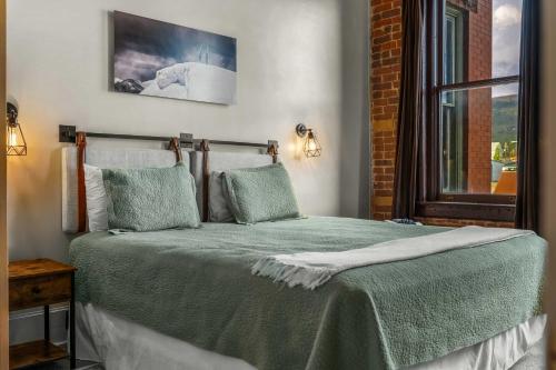 Beautiful Mountain Views in Iconic Building Beautiful Mountain Views in Iconic Building