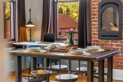 Beautiful Mountain Views in Iconic Building Beautiful Mountain Views in Iconic Building