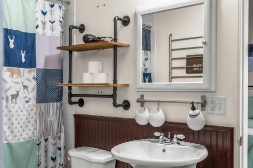 Beautiful Mountain Views in Iconic Building Beautiful Mountain Views in Iconic Building