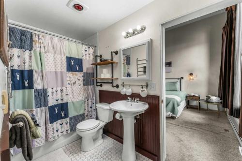 Beautiful Mountain Views in Iconic Building Beautiful Mountain Views in Iconic Building