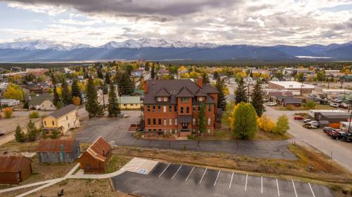 Beautiful Mountain Views in Iconic Building Beautiful Mountain Views in Iconic Building