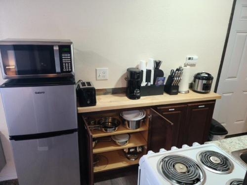 069B Comfortable Suite with Kitchenette and King Bed near South Rim sleeps 4