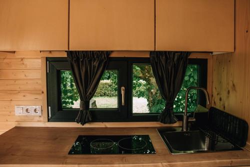 Konyha, Garden Home by Tiny Away in Saint-Calais