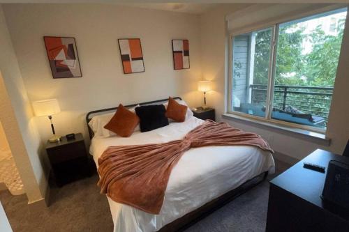 Beautiful Condo on Riverwalk King Suite w Free Parking Pet Friendly Centrally Located on the Riverwalk in San Antonio, USA